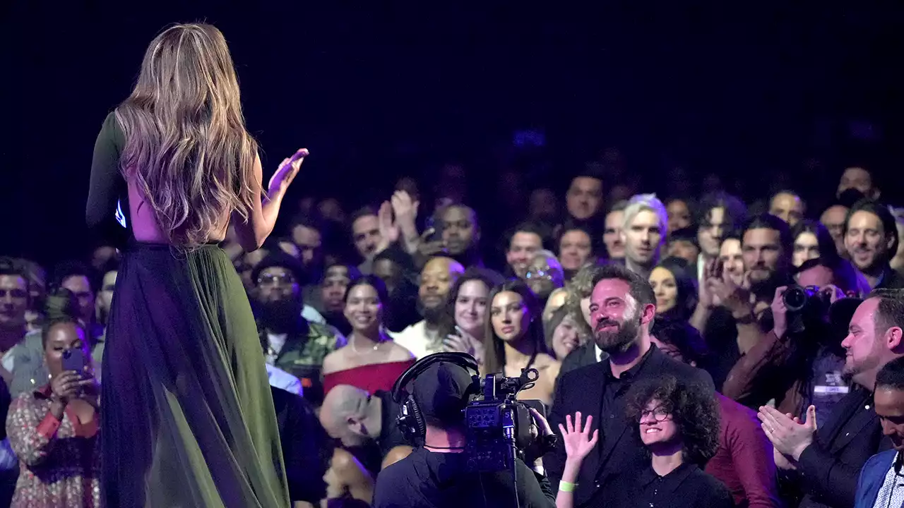 Ben Affleck cheers on Jennifer Lopez as she accepts iHeartRadio's Icon Award