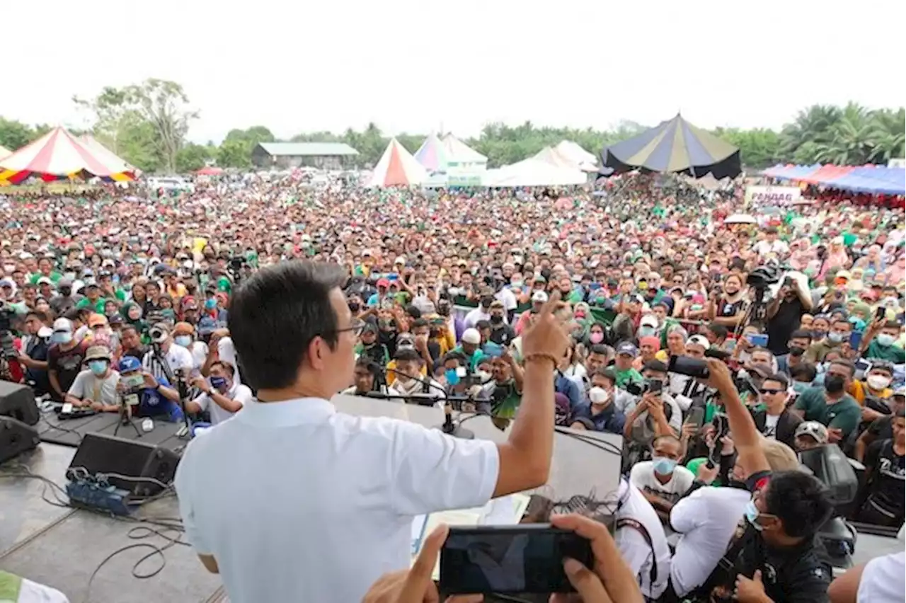 ‘I’ll take the votes, they can have the pics’ – Isko on sortie crowds