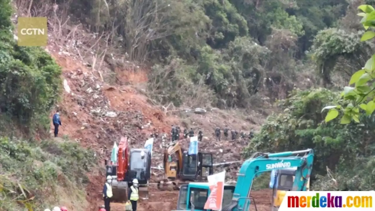 Foto : Tim Penyelamat Temukan Black Box Pesawat China Eastern Airlines | merdeka.com