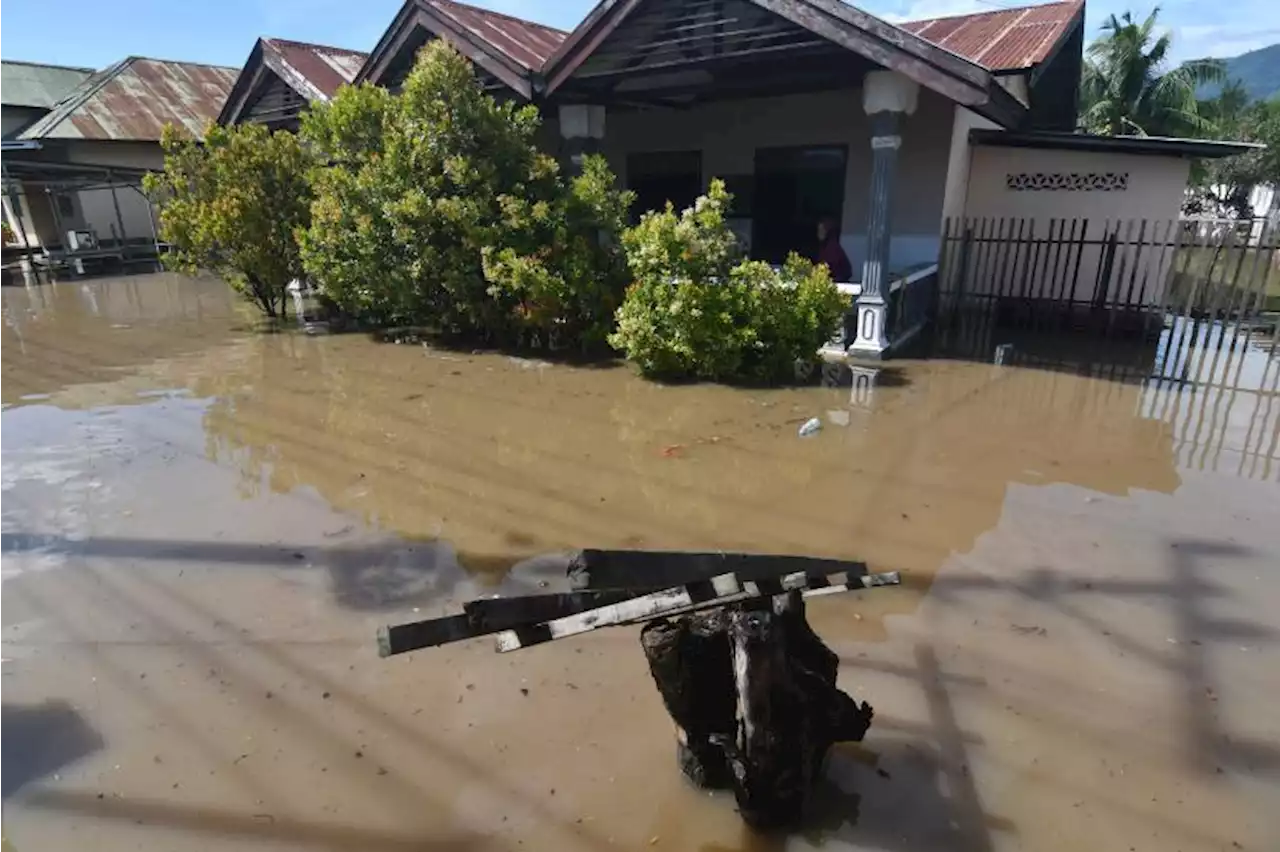 Sepuluh Rumah Hanyut Akibat Banjir di Desa Galumpangan Tolitoli |Republika Online