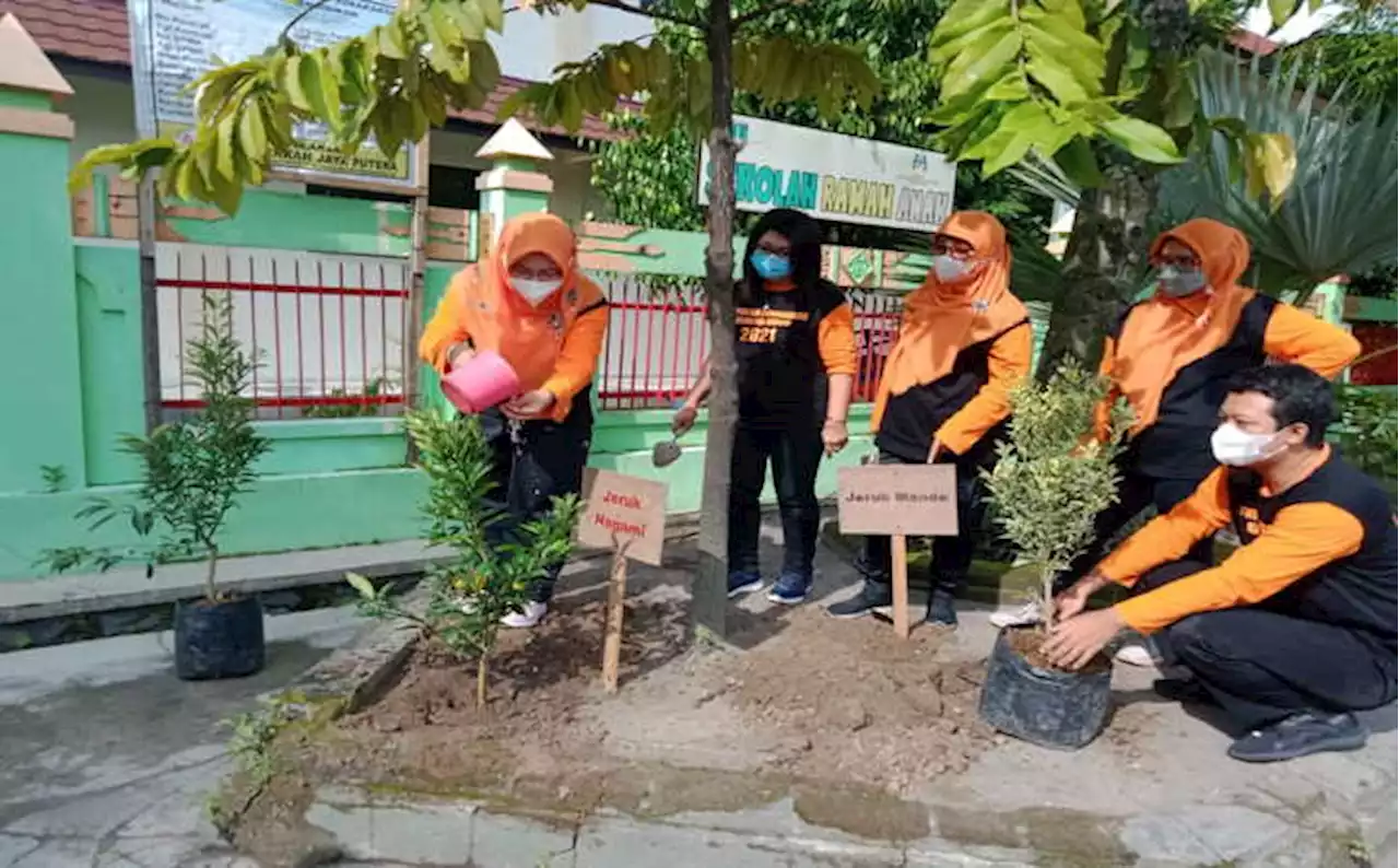 Semangat Tanam Pohon dan Bikin Biopori SMPN 7 Solo di Hari Air Sedunia