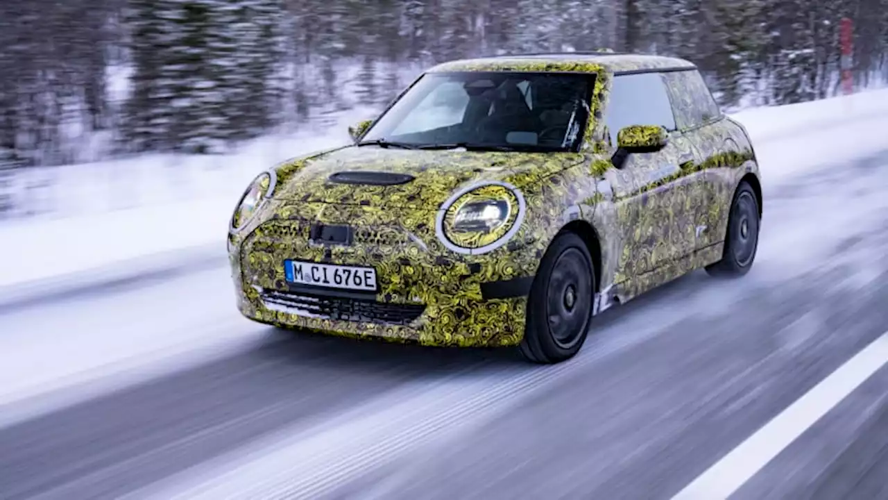 2024 Mini Hardtop has fun in the snow before its unveiling