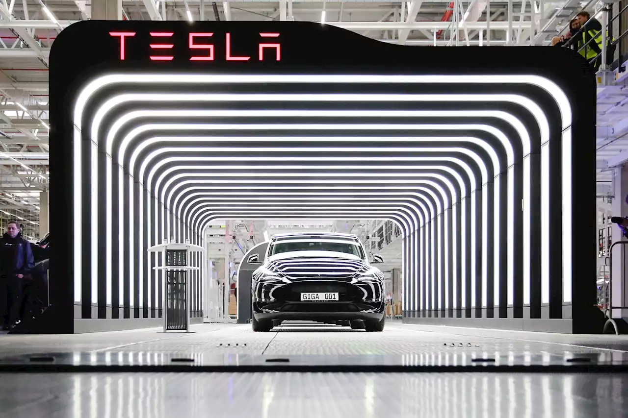 Dancing Musk hands drivers first Teslas from new German gigafactory