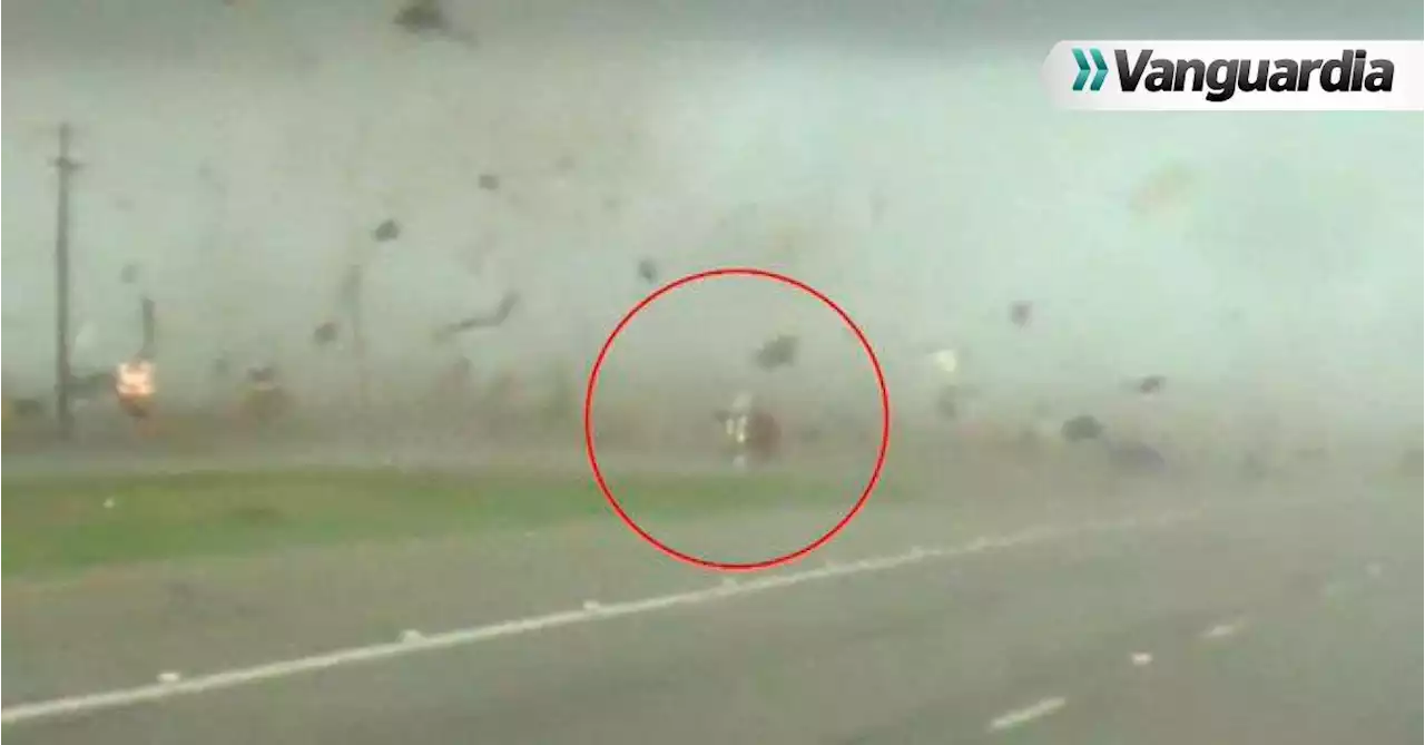 Impactante video capta momento en el que un tornado envuelve camioneta en el aire