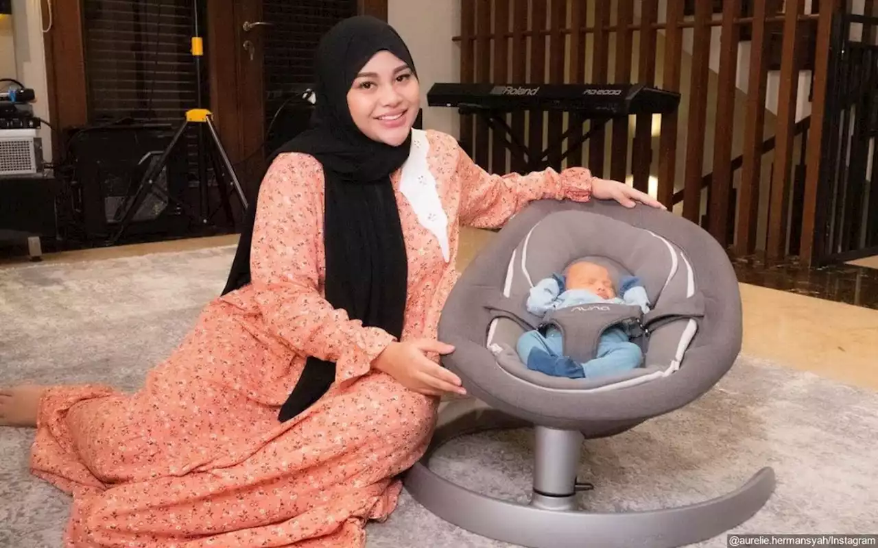 Baby Ameena Putri Aurel Hermansyah Genap 1 Bulan, Harga Gaun Cantiknya Malah Bikin 'Tutup Mata'