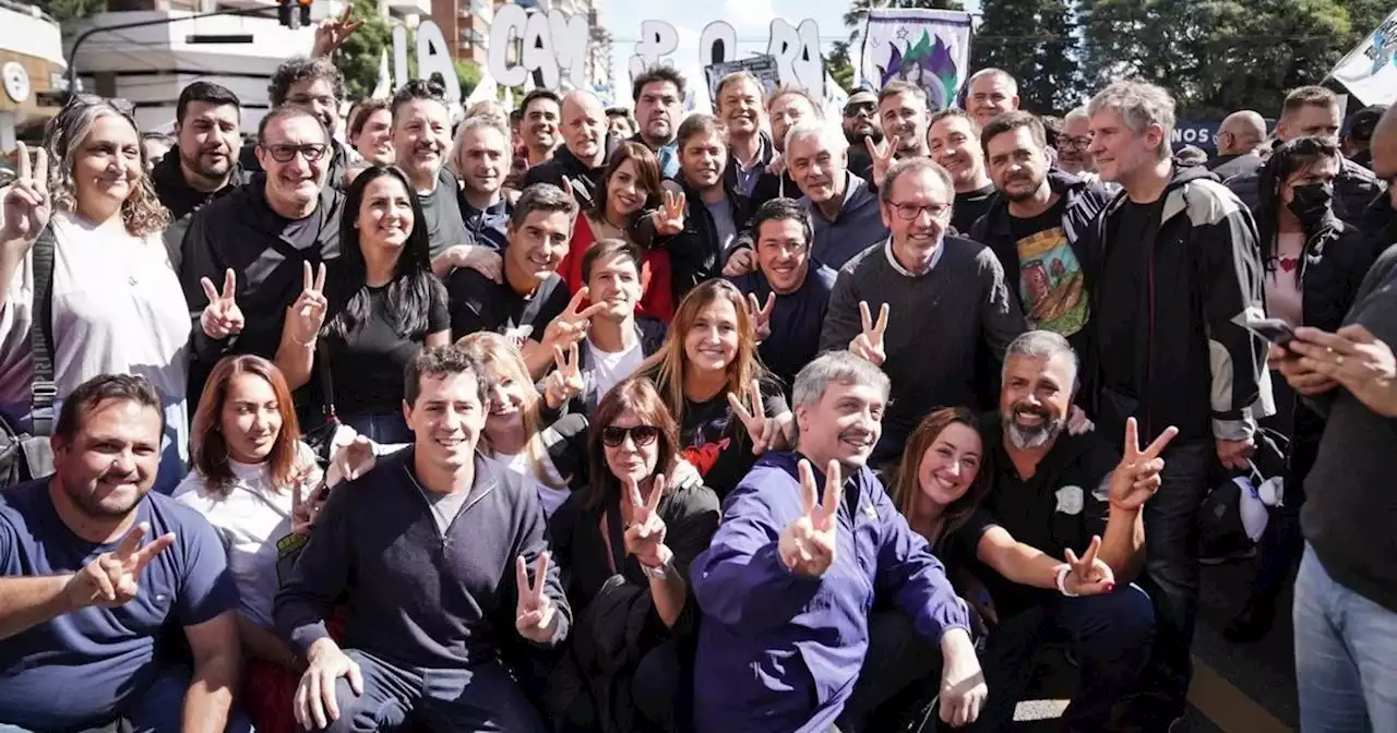 Amado Boudou se sumó a la marcha y se sacó una foto con Máximo Kirchner, intendentes y funcionarios K