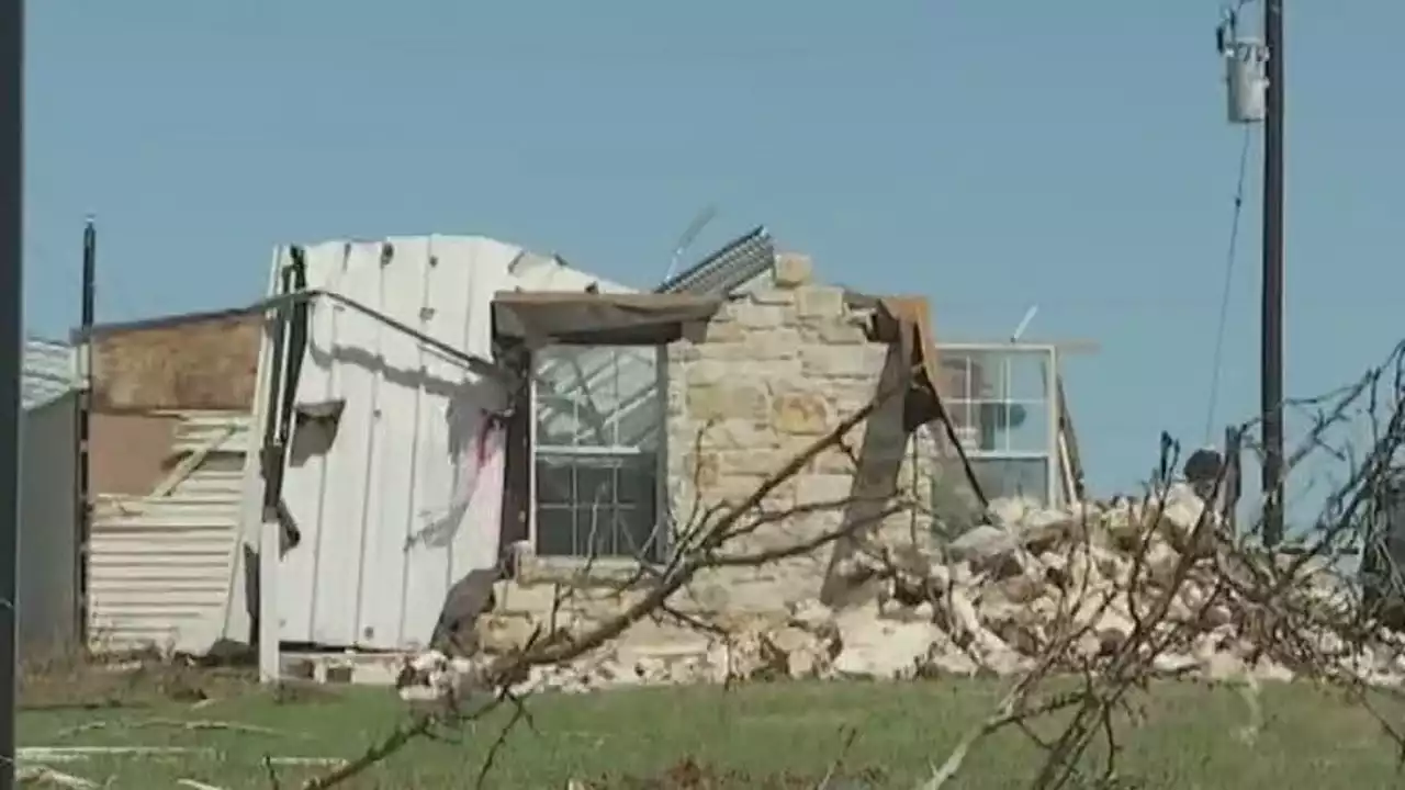 Elgin residents cleaning up after tornado ripped through town