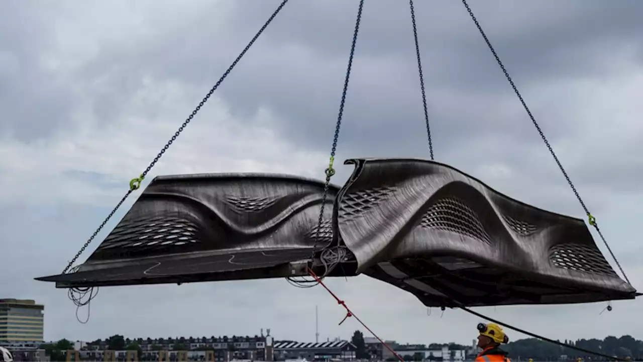 Dutch Startup 3D Prints Bridge With 10,000 Pounds of Stainless Steel