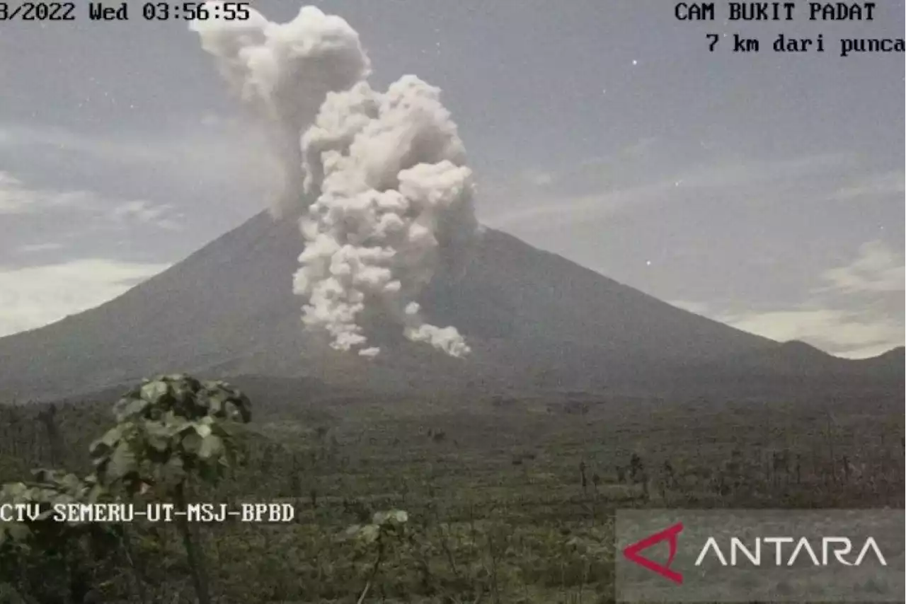 Gunung Semeru Luncurkan APG 4 Kilometer, Wilayah Ini Waspada