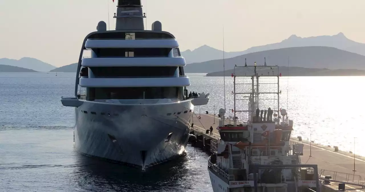 Ukrainian sailors tried to block a Russian oligarch's yacht from docking in Turkey