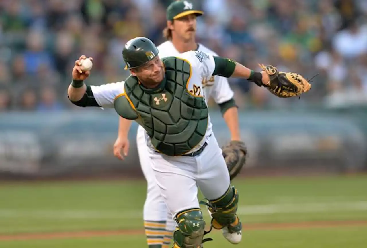 A’s bringing popular catcher Stephen Vogt back to Oakland, per reports