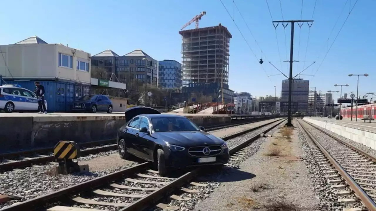 München: Auto stürzt am Ostbahnhof in Gleis 16 ab