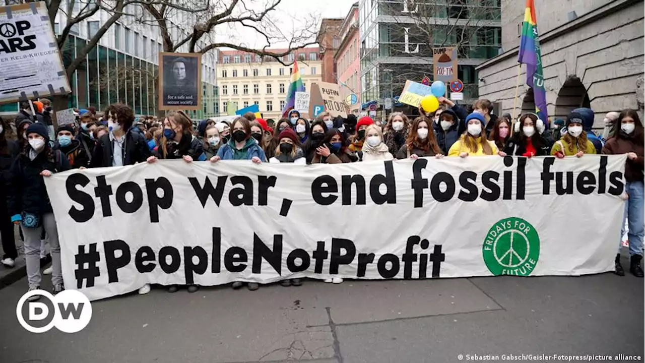 How Fridays for Future keeps the climate relevant as other crises rage | DW | 25.03.2022