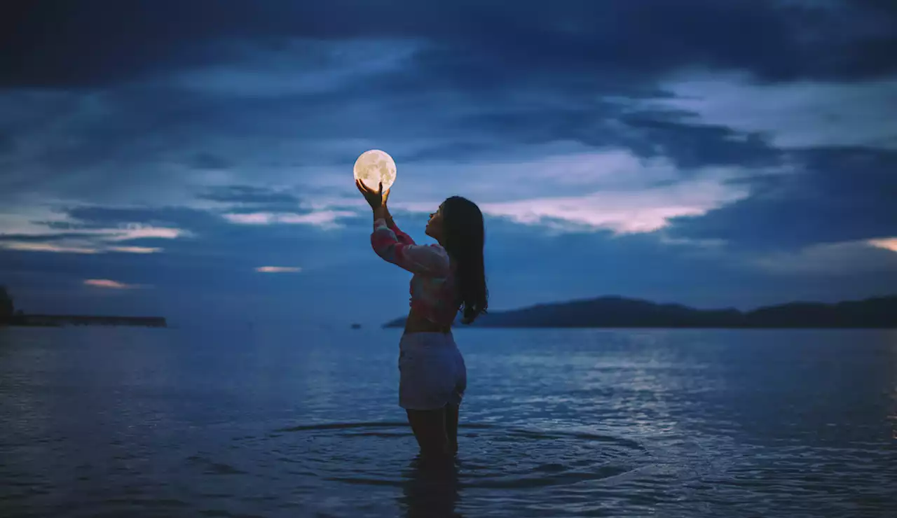 How To Start Your Own Full Moon Ritual, Per an Astrologer