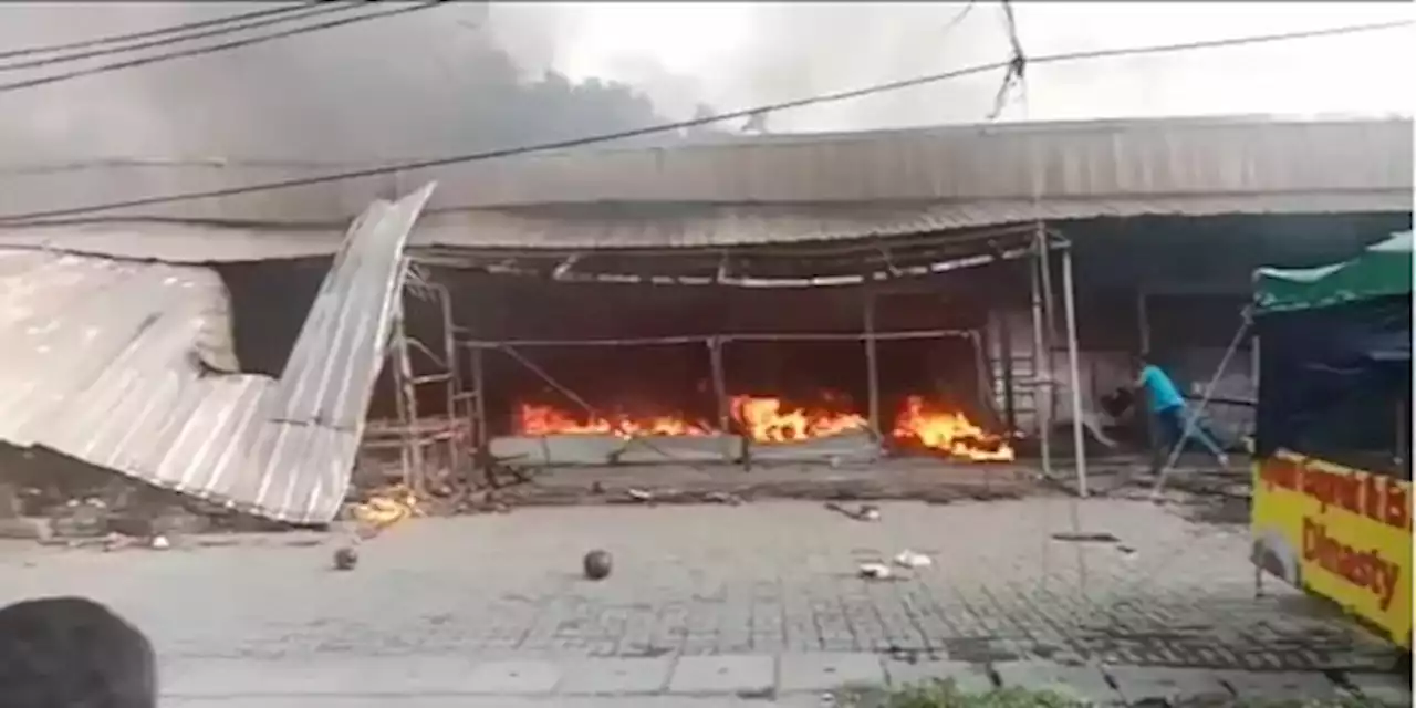 Puluhan Kios Pedagang di Pasar Duta Bandara Tangerang Terbakar | merdeka.com