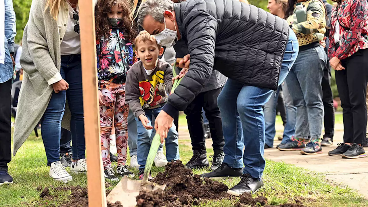 Javkin se plantó contra el negacionismo | Plantación de árboles en homenaje a víctimas de la dictadura