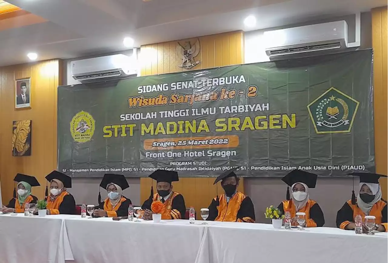 82 Sarjana STIT Madina Sragen Diwisuda