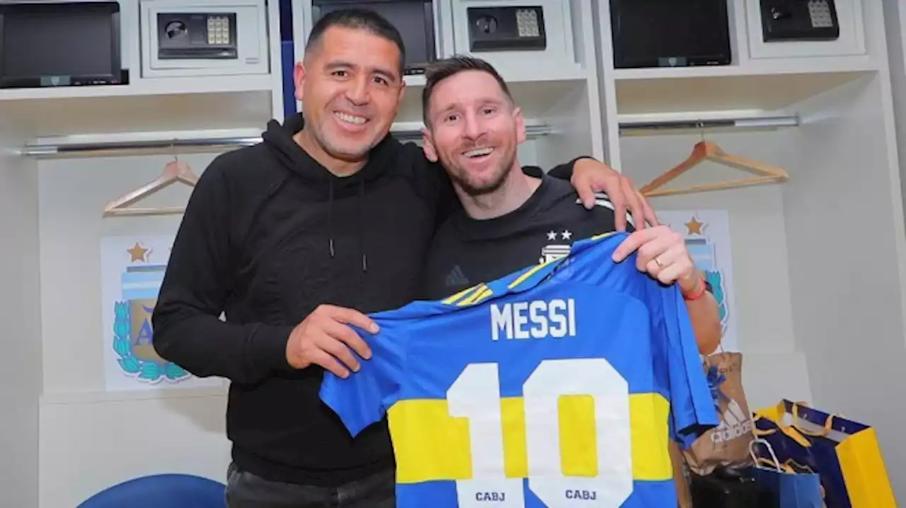 Messi posó con una camiseta de Boca que le obsequió Riquelme