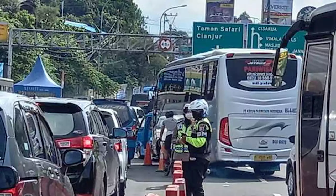 Akhir Pekan Jelang Ramadan, Kendaraan Antre 2 Km ke Jalur Puncak