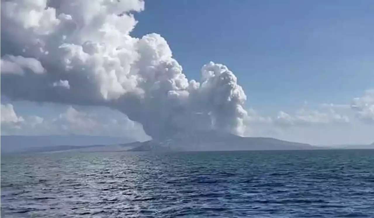 Gunung Berapi Dekat Ibu Kota Filipina Meletus Semburkan Uap Panas dan Abu