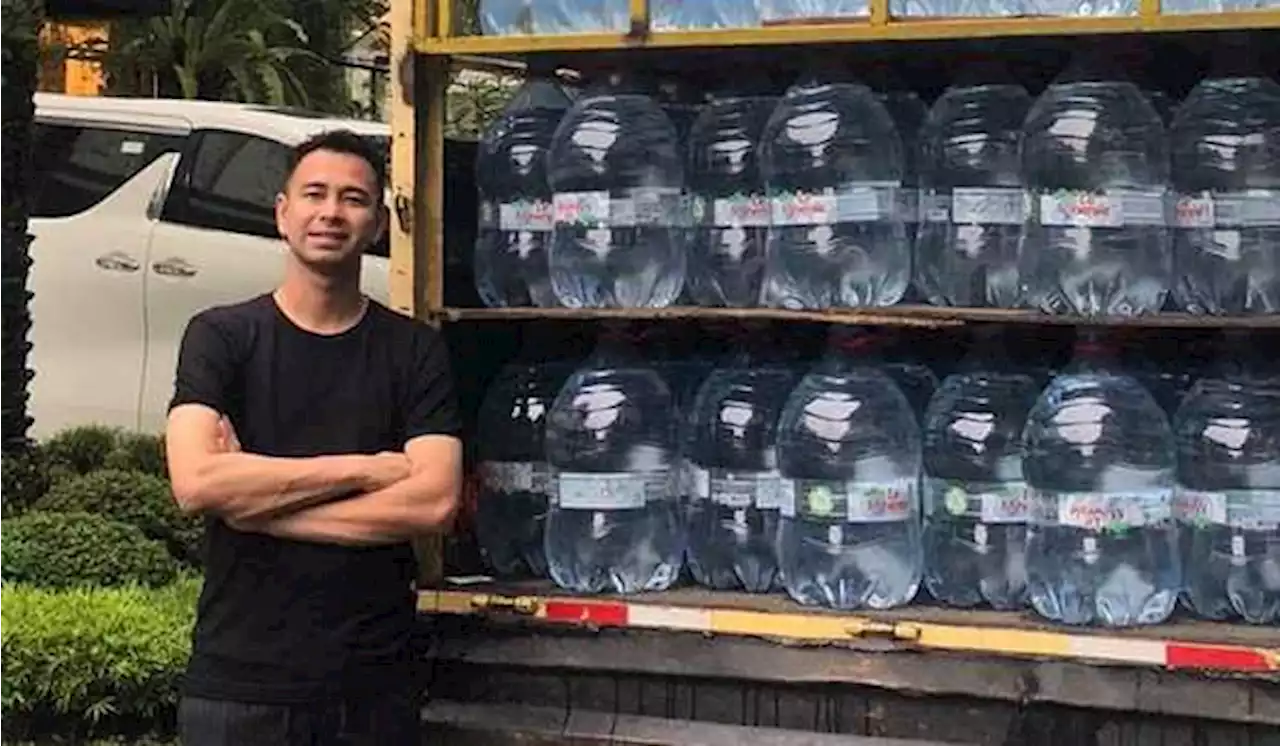 Raffi Ahmad Bagikan 1 Truk Galon Air Minum ke Tetangga