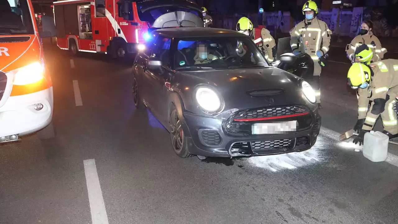 Suff-Fahrer flüchtet im Schneckentempo – und kippt aus den Auto