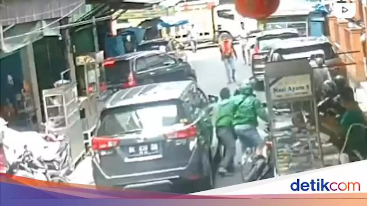 Viral Pemobil Dikeroyok Driver Ojol di Medan, Polisi Buru Pelaku