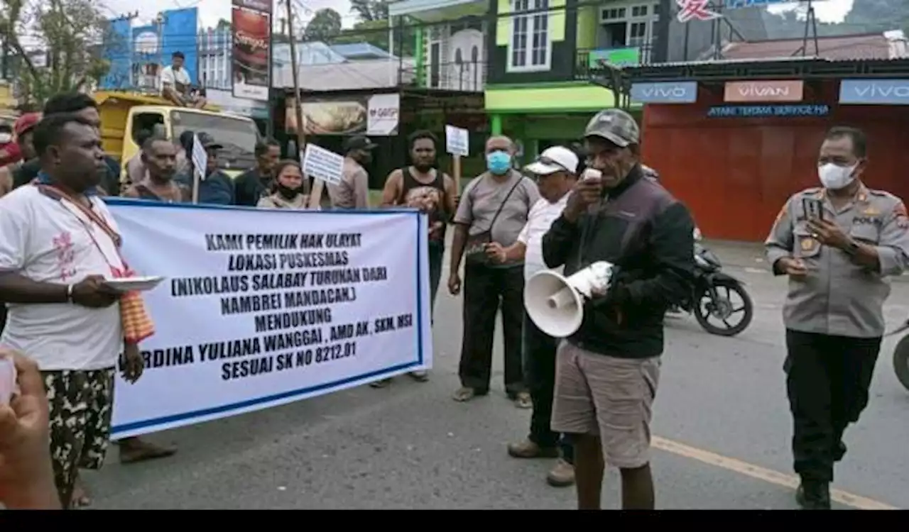 Warga Kesulitan Berobat Gara-Gara Pemilik Tanah Blokade Jalan ke Puskesmas Wosi Papua