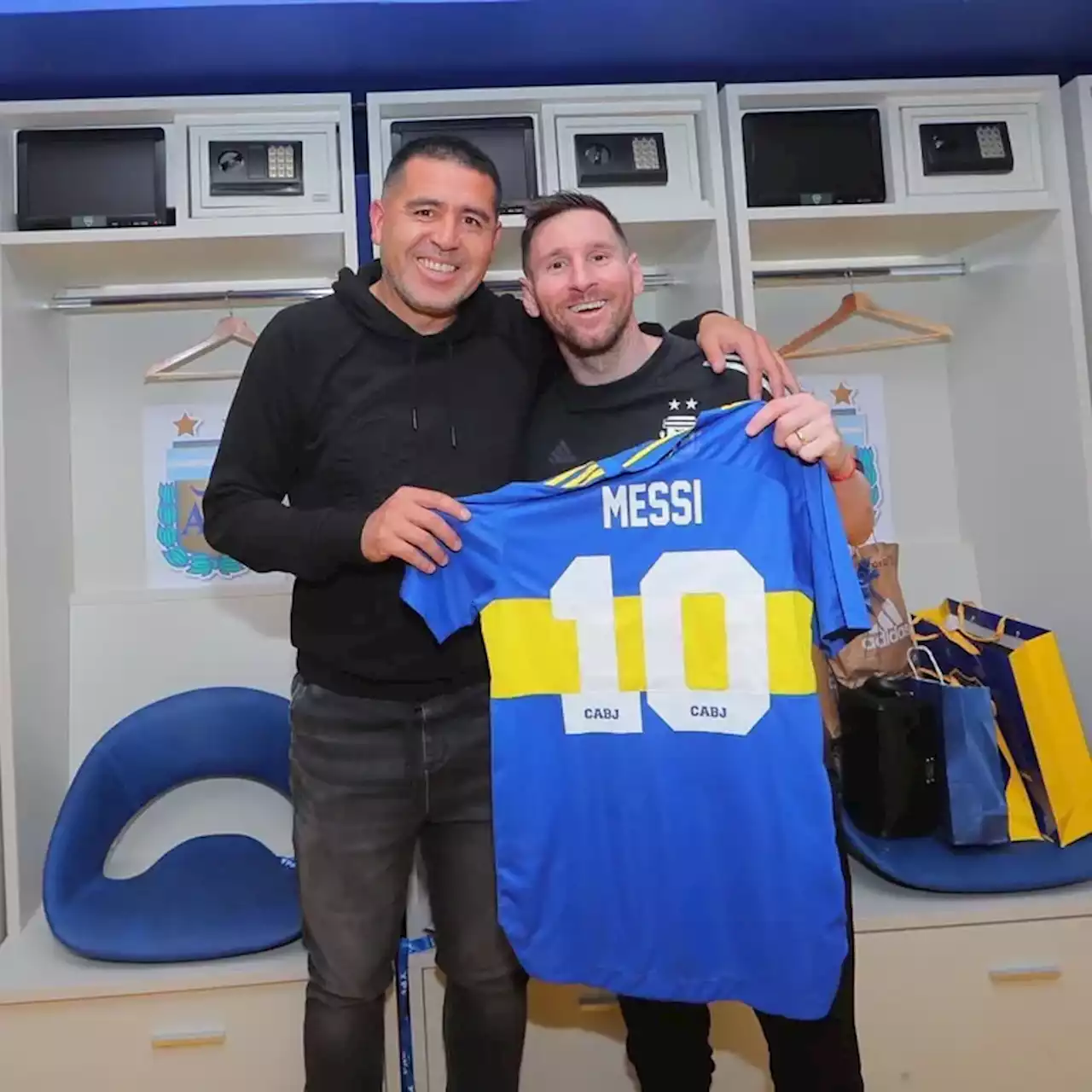 Juan Román Riquelme le regaló una camiseta de Boca a Lionel Messi