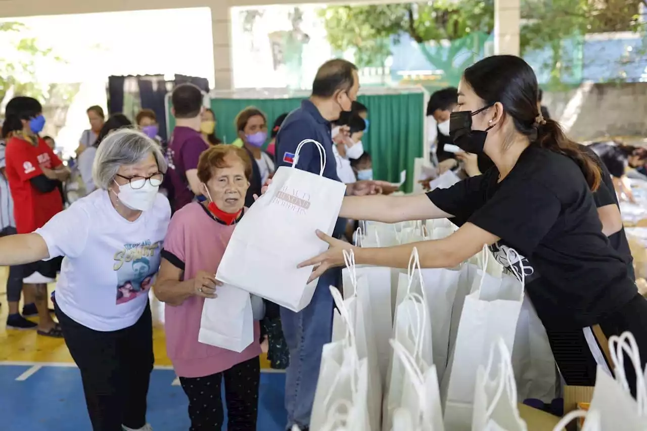 300 women with disabilities receive free beauty treatment in Las Piñas