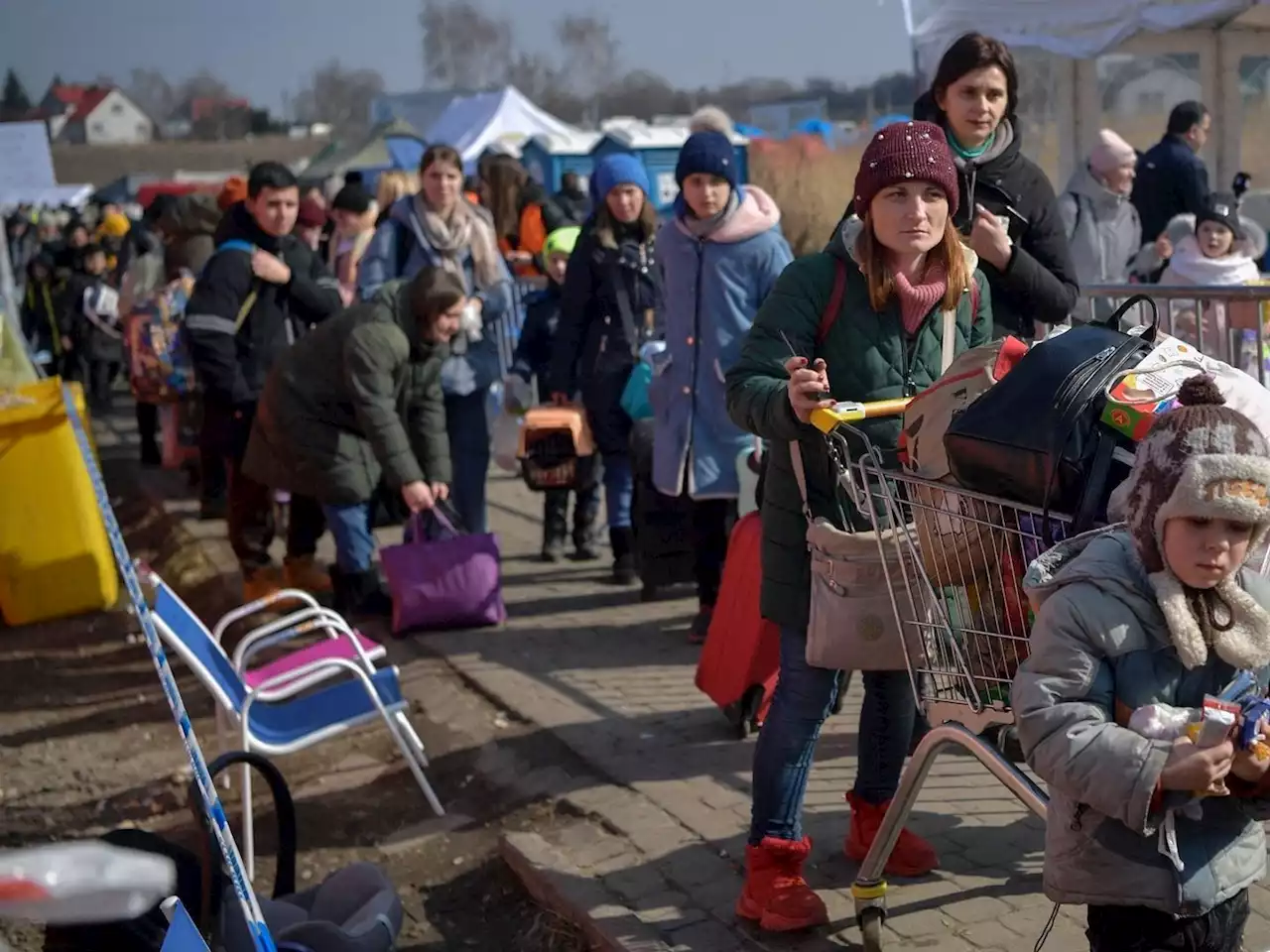 'Pimps' stalking Poland's railway stations, border crossings targeting women, children fleeing Ukraine | Businessinsider