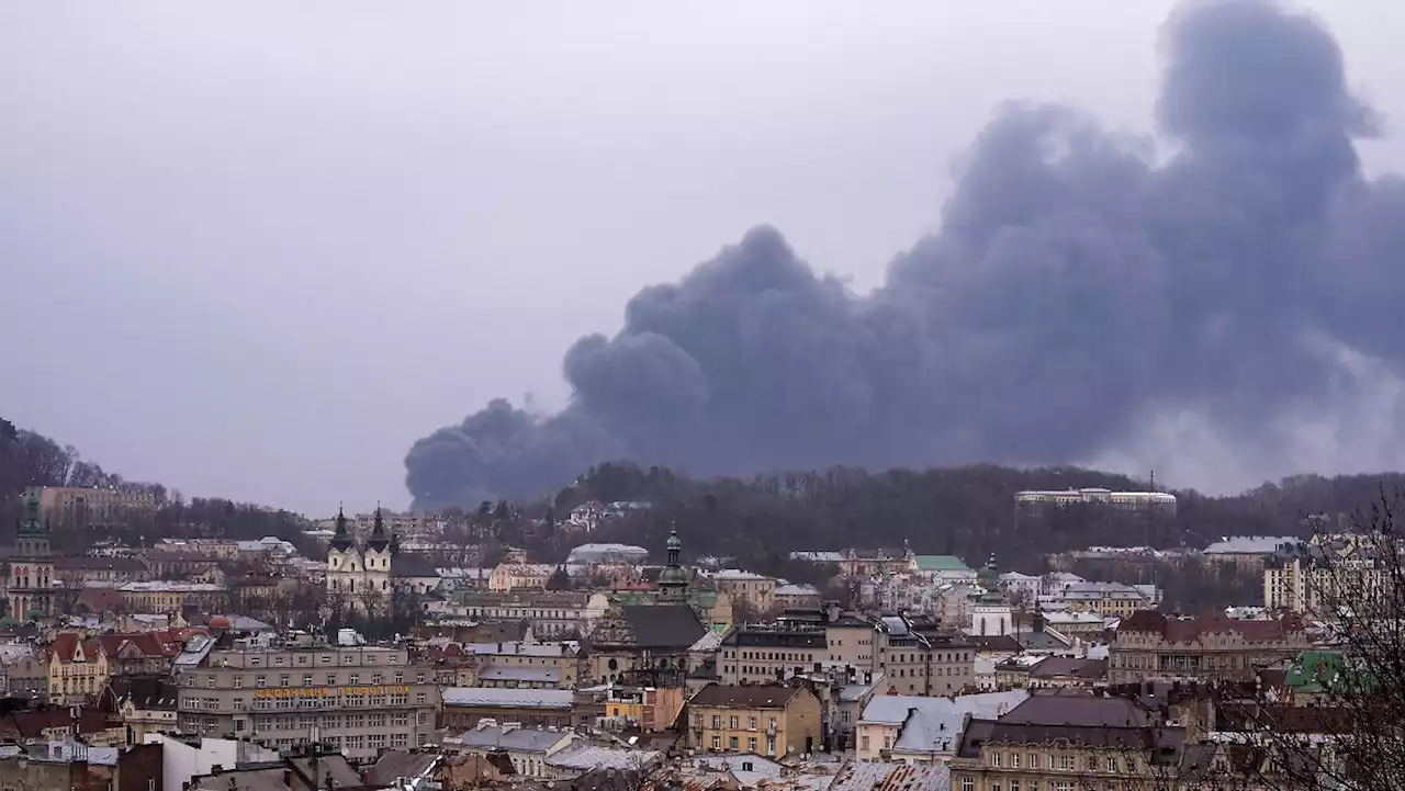 Luftangriff hüllt Lwiw in schwarzen Rauch