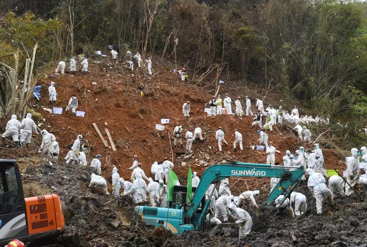 Mud hampers search for China plane crash wreck, including flight recorder