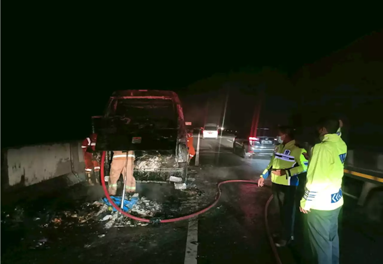 Mobil Minibus Terbakar di Tol Ampel Boyolali, 12 Penumpang Selamat