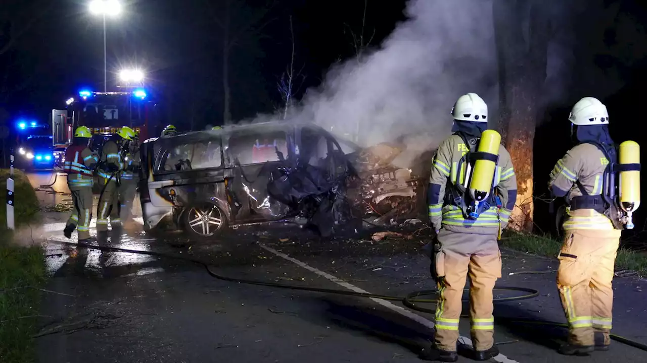 Transporter prallt gegen Baum und brennt – zwei junge Männer sterben