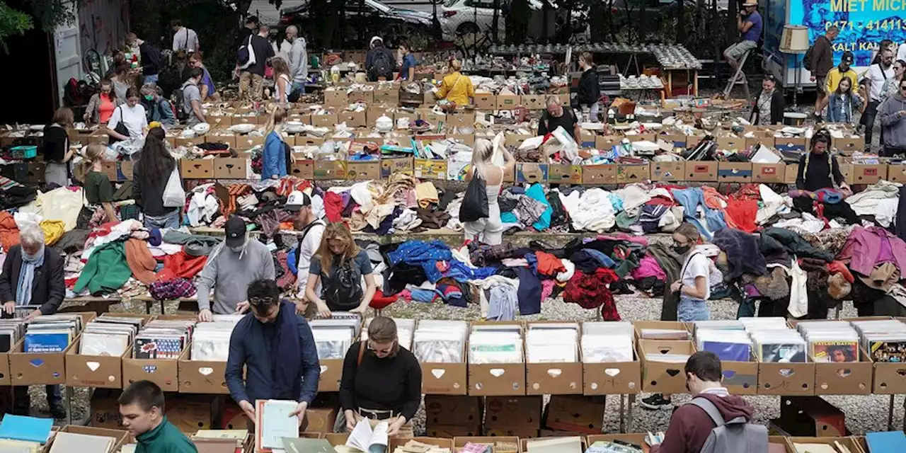 Berliner Mauerpark: Im Gewühl auf der Suche nach Vinyl