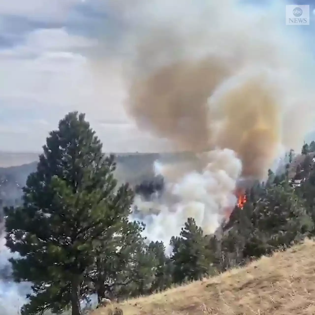 Colorado wildfire forces evacuation orders for 19,000 people