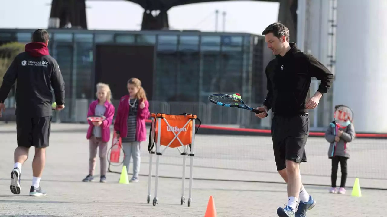 Hannover: Steffen Krach und Nicolas Kiefer spielten Tennis mit Flüchtlingen