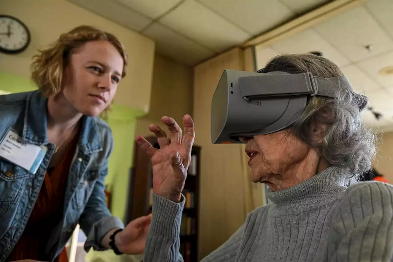 Virtual reality could help ward off Alzheimer's by making people feel less lonely | Businessinsider