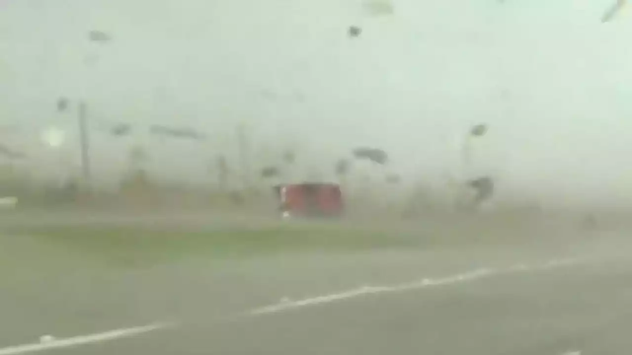 Travolto da un tornado al volante di un pick-up, illeso