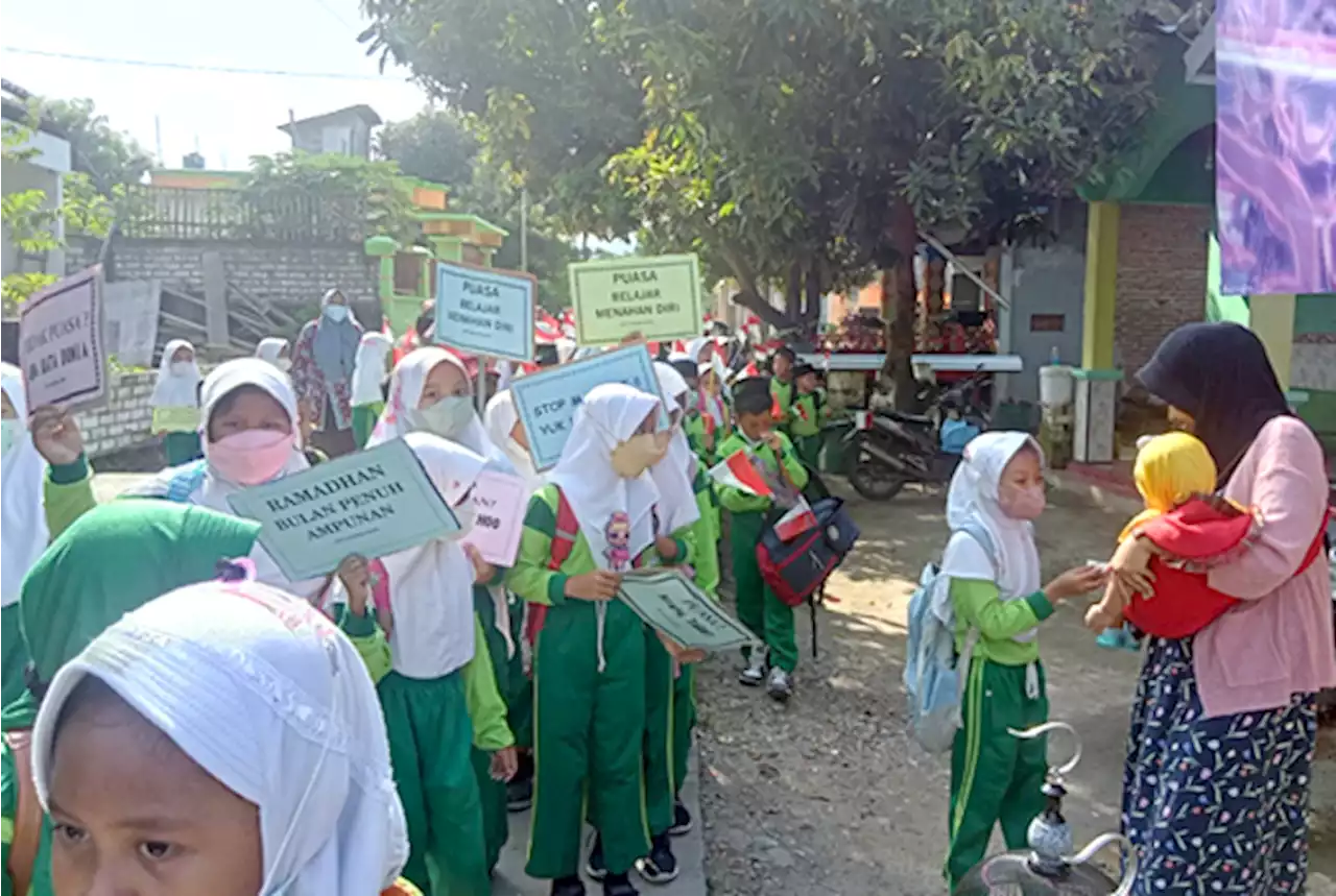 Sambut Ramadan, Anak-anak di Rembang Bagikan Kurma dan Migor ke Warga