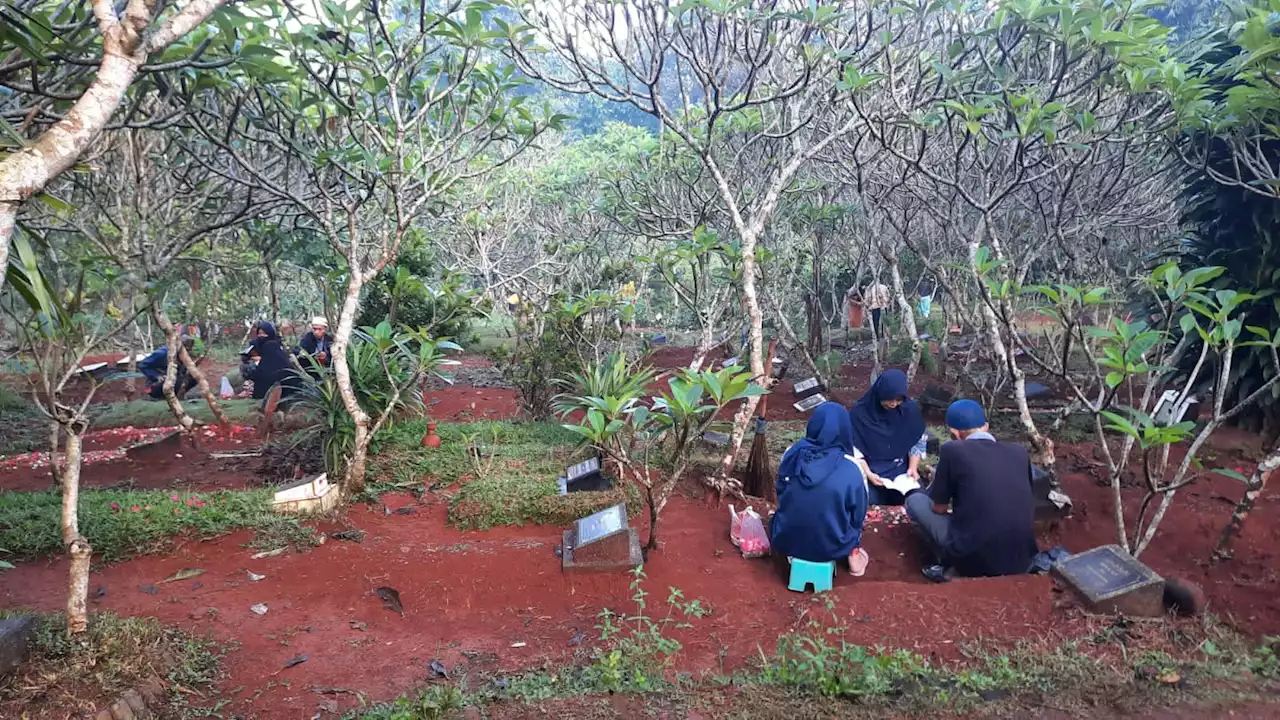 Menjelang Ramadan, Sejumlah TPU di Kota Depok Mulai Dipenuhi Peziarah