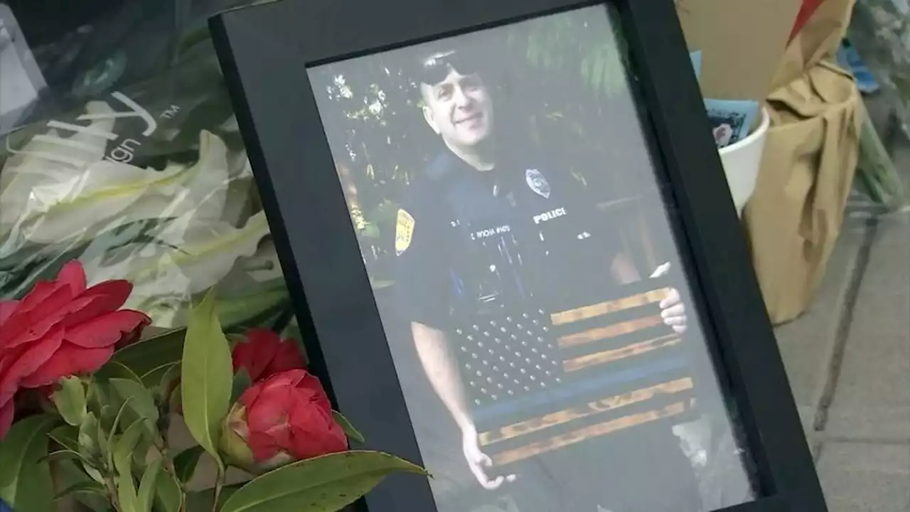 Memorial grows for Everett officer killed in line of duty