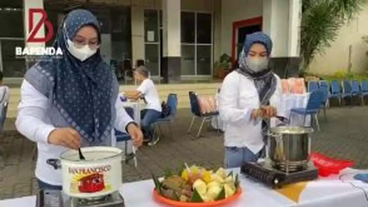 Bapenda Ikut Bagikan Makanan Rebus di Jalan saat Ramaikan Makassar Festival Rebus