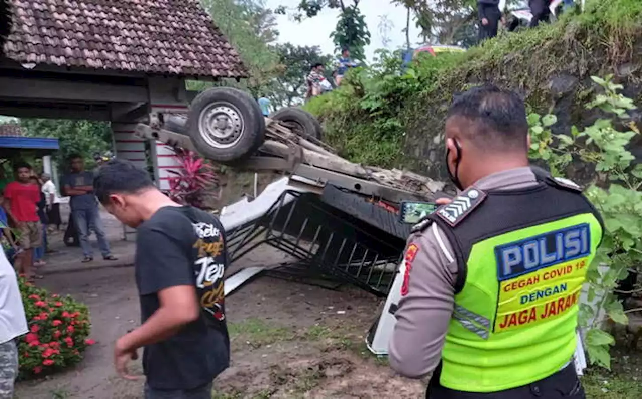 Mobil L-300 Jatuh ke Tebing 3 Meter di Sragen, Pengemudi Luka Serius