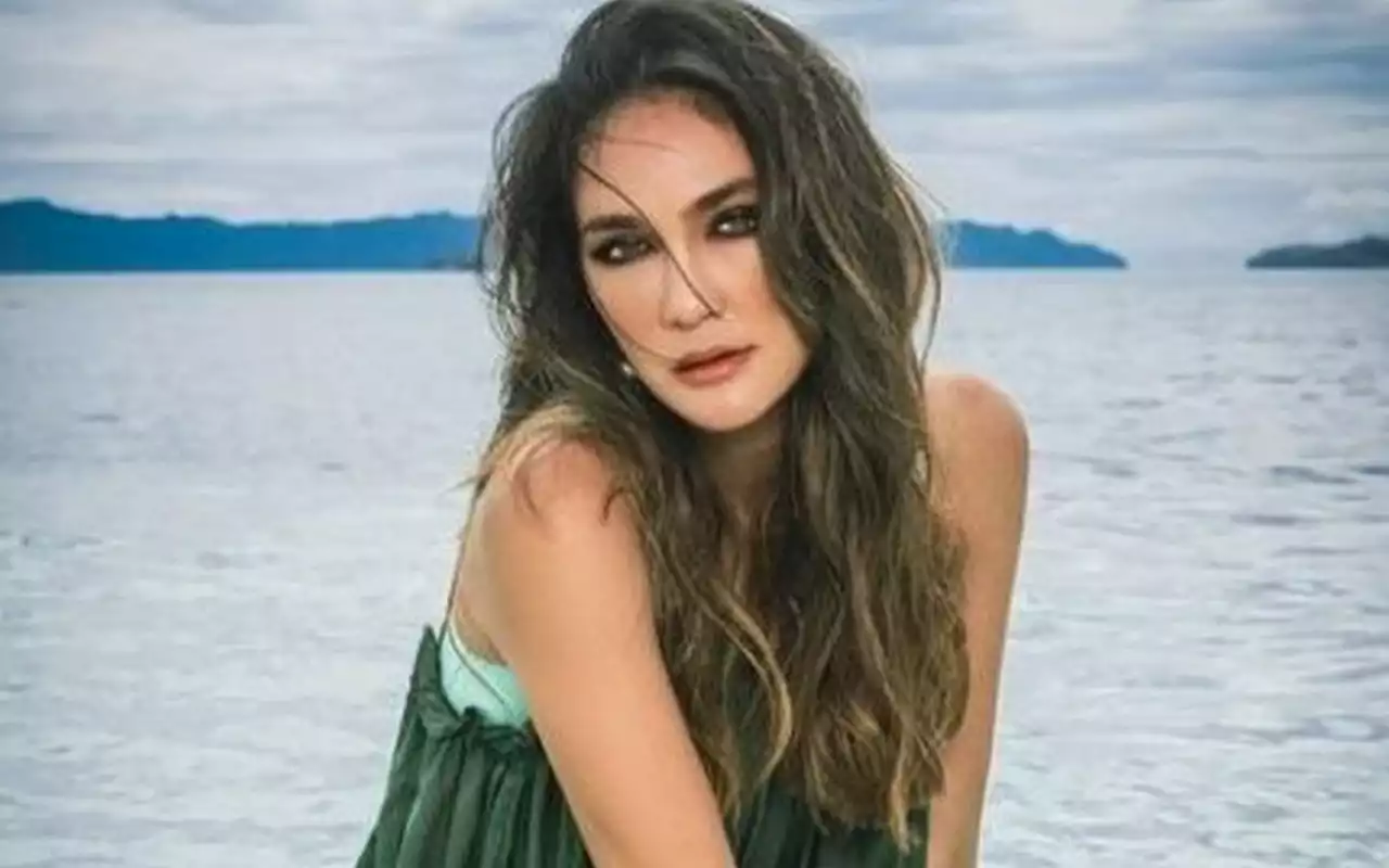 Luna Maya Tanya Cara Ungkapkan Perasaan ke Orang Tanpa Berbicara Langsung