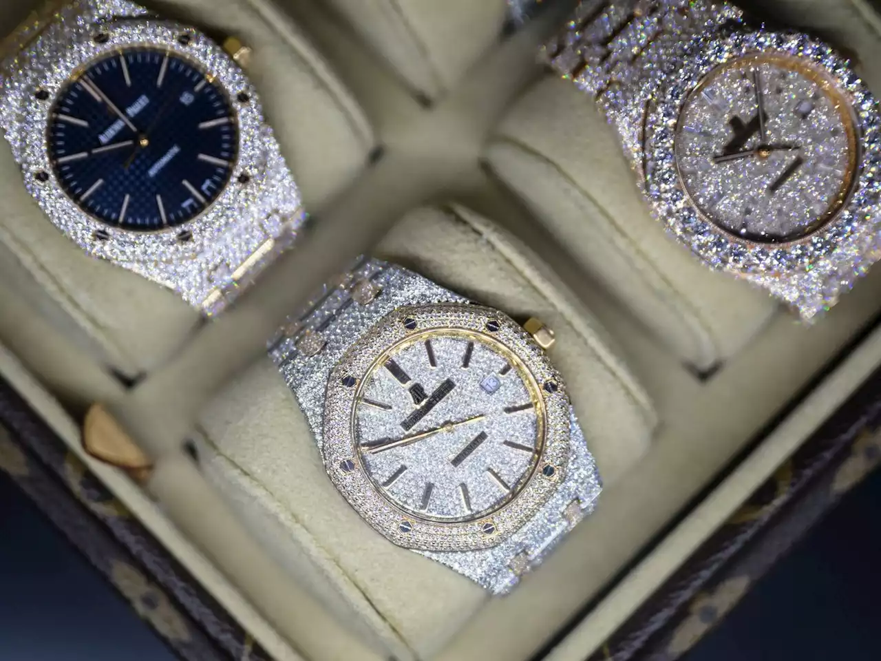 Russian secret service agents seized millions of dollars of Swiss luxury watches from Audemars Piguet | Businessinsider