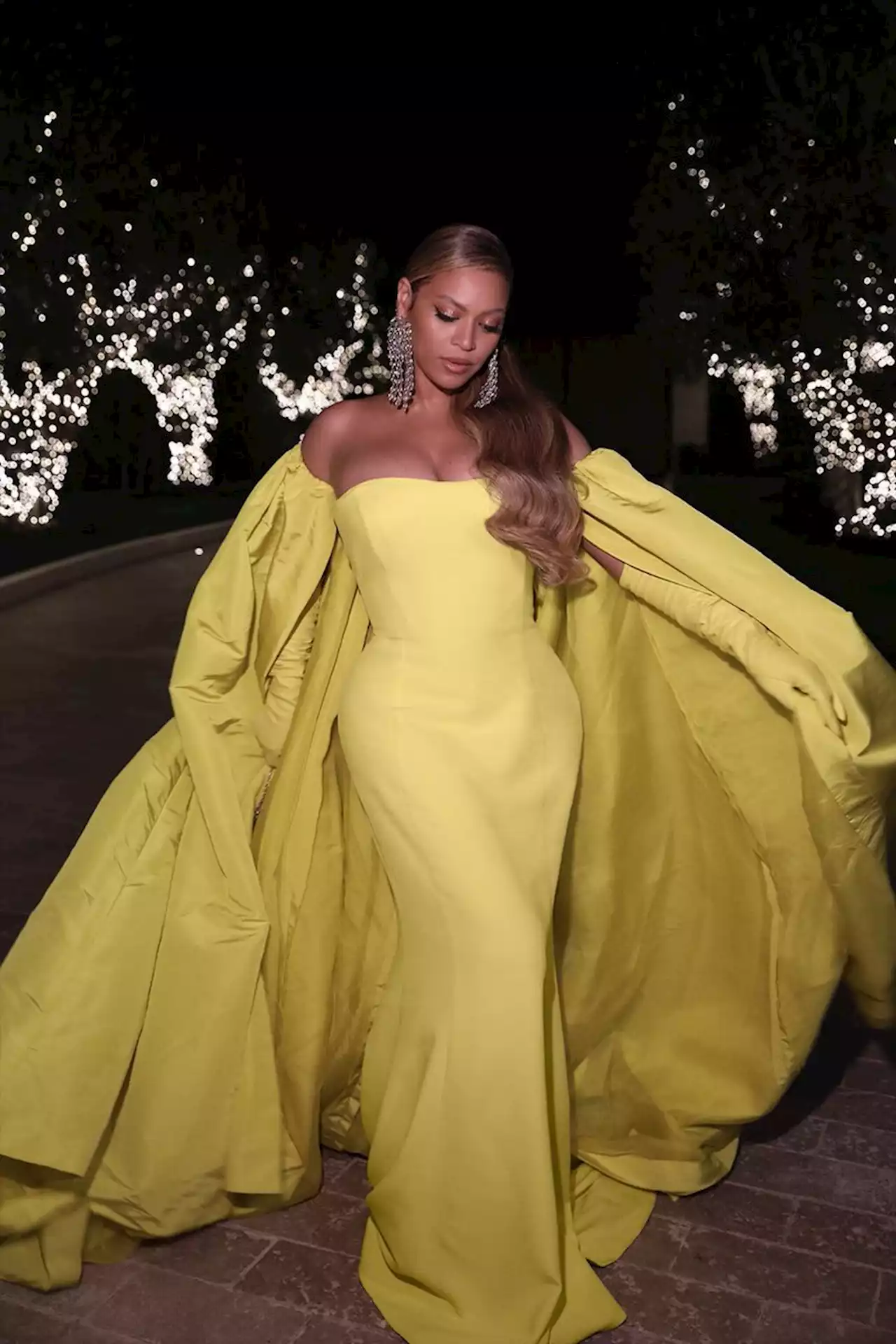 Beyoncé Wows In Bright Yellow Valentino At The Oscars