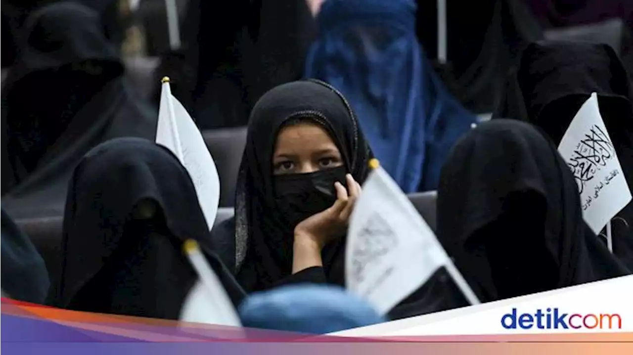 Taliban Larang Perempuan Naik Pesawat Tanpa Pendamping Pria