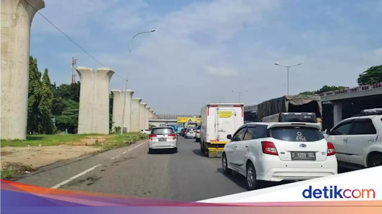 Tol Japek KM 8 Jatibening Bekasi ke Arah Jakarta Macet 2 Kilometer